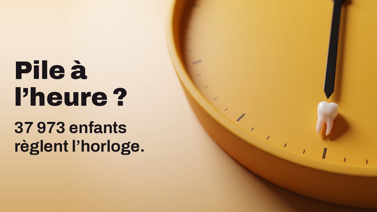 Pile à l’heure ? 37 973 enfants règlent l’horloge. Une minuscule dent de lait posée sur le repère de six heures d’un cadran jaune safran sans chiffres.