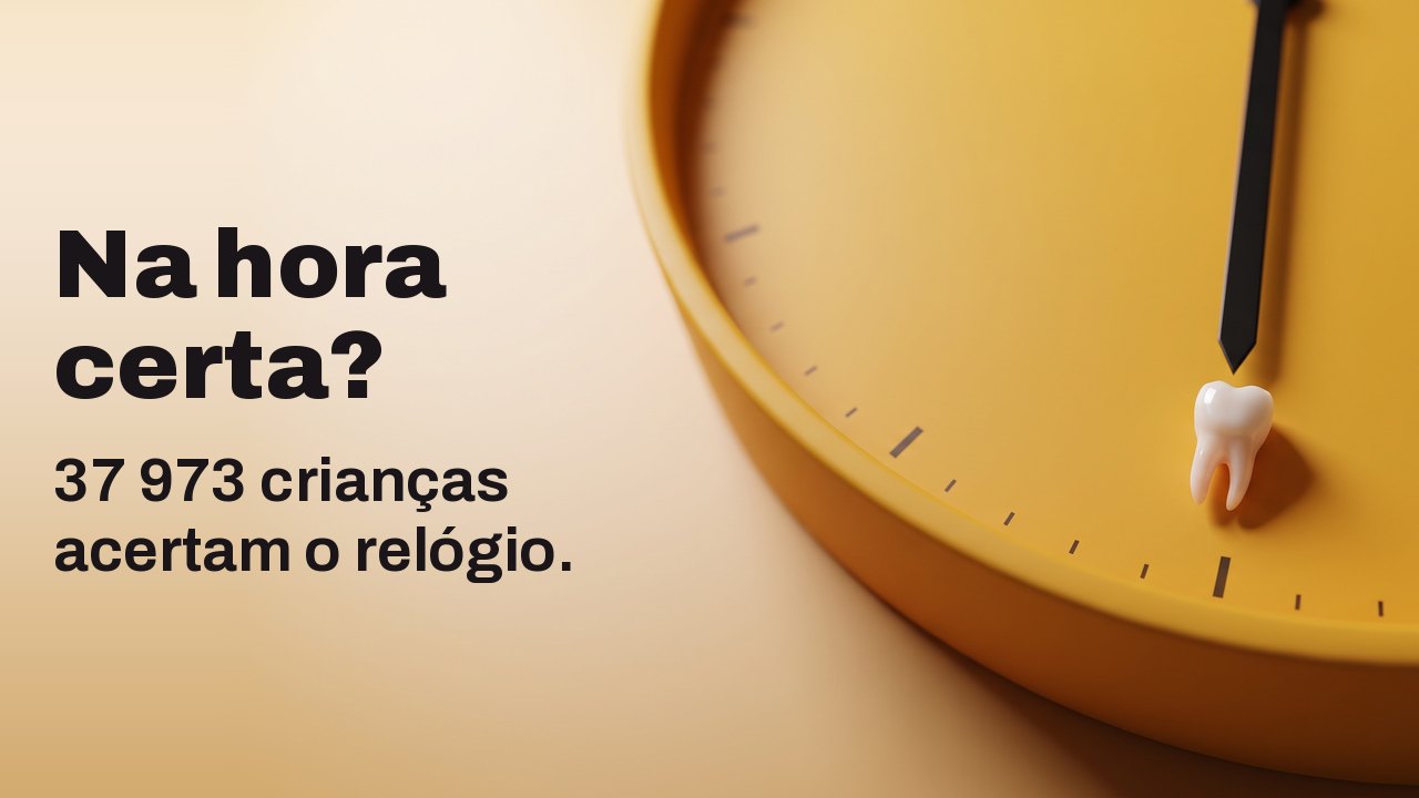 Na hora certa? 37 973 crianças acertam o relógio. Um minúsculo dente de leite repousa na marca das seis horas de um mostrador amarelo açafrão sem números.