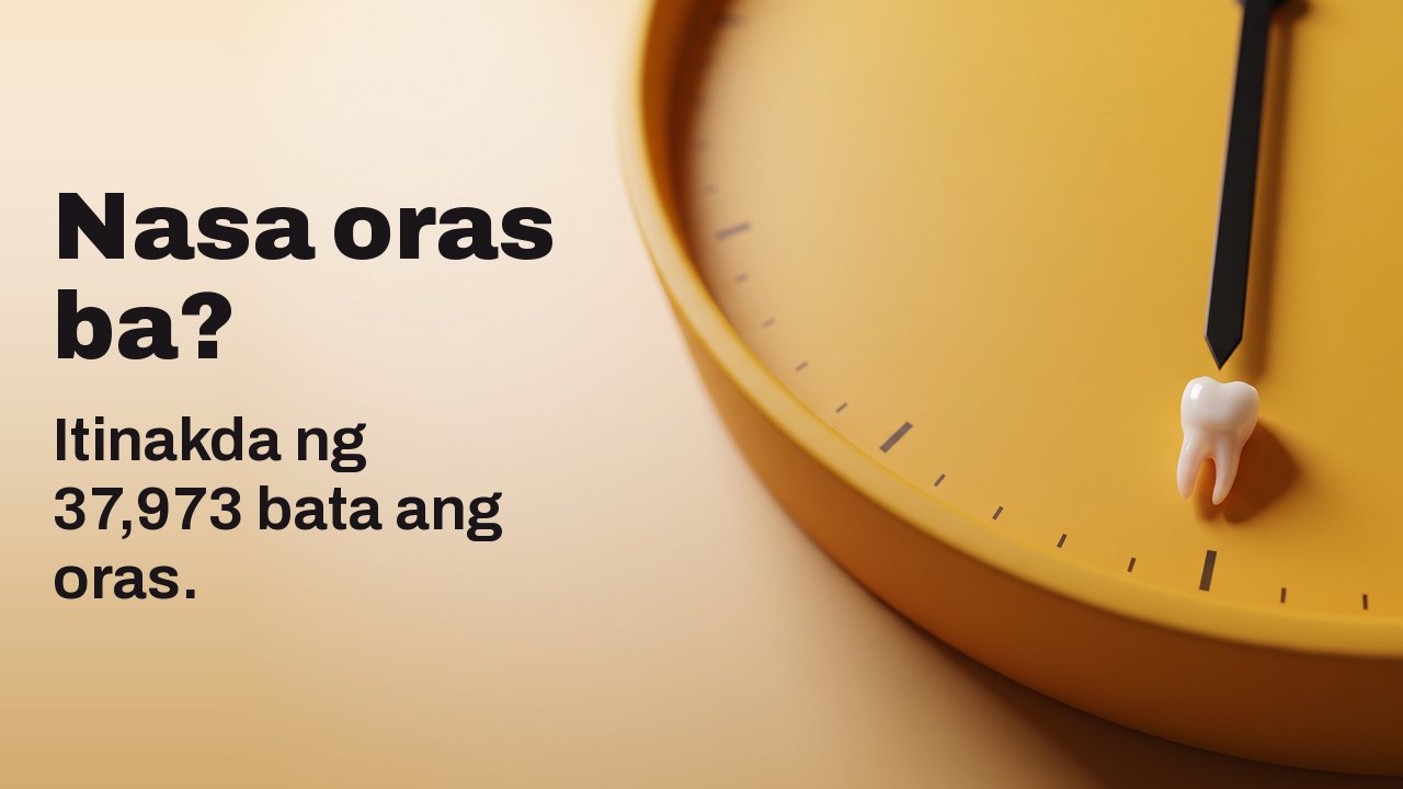 Nasa oras ba? Itinakda ng 37,973 bata ang oras. Isang napakaliit na baby tooth na nakapatong sa marka ng alas sais sa mukha ng orasang kulay saffron na dilaw, walang numero.