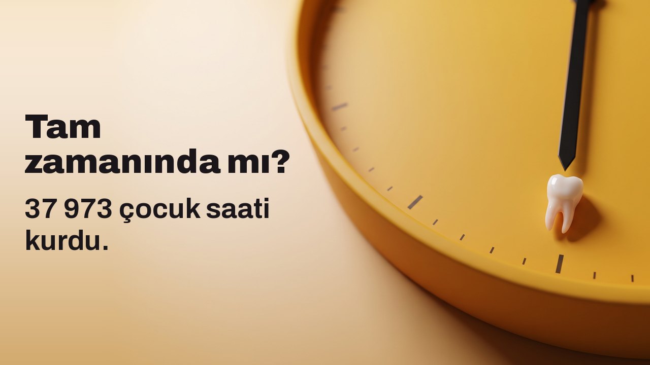 Tam zamanında mı? 37 973 çocuk saati kurdu. Rakamsız, safran sarısı bir saat kadranında saat altı işaretinin üzerinde duran minicik bir süt dişi.