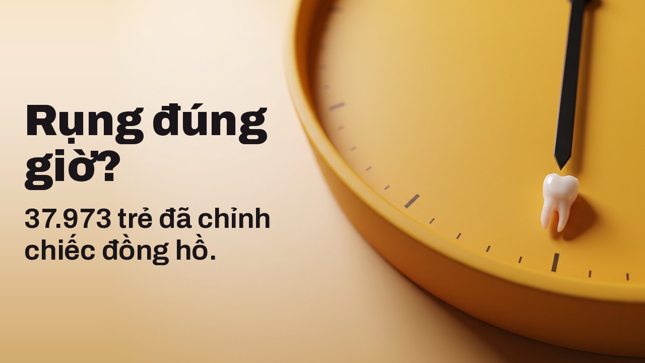 Rụng đúng giờ? 37.973 trẻ đã chỉnh chiếc đồng hồ. Một chiếc răng sữa tí hon nằm ở vạch sáu giờ trên mặt đồng hồ màu vàng nghệ không có chữ số.