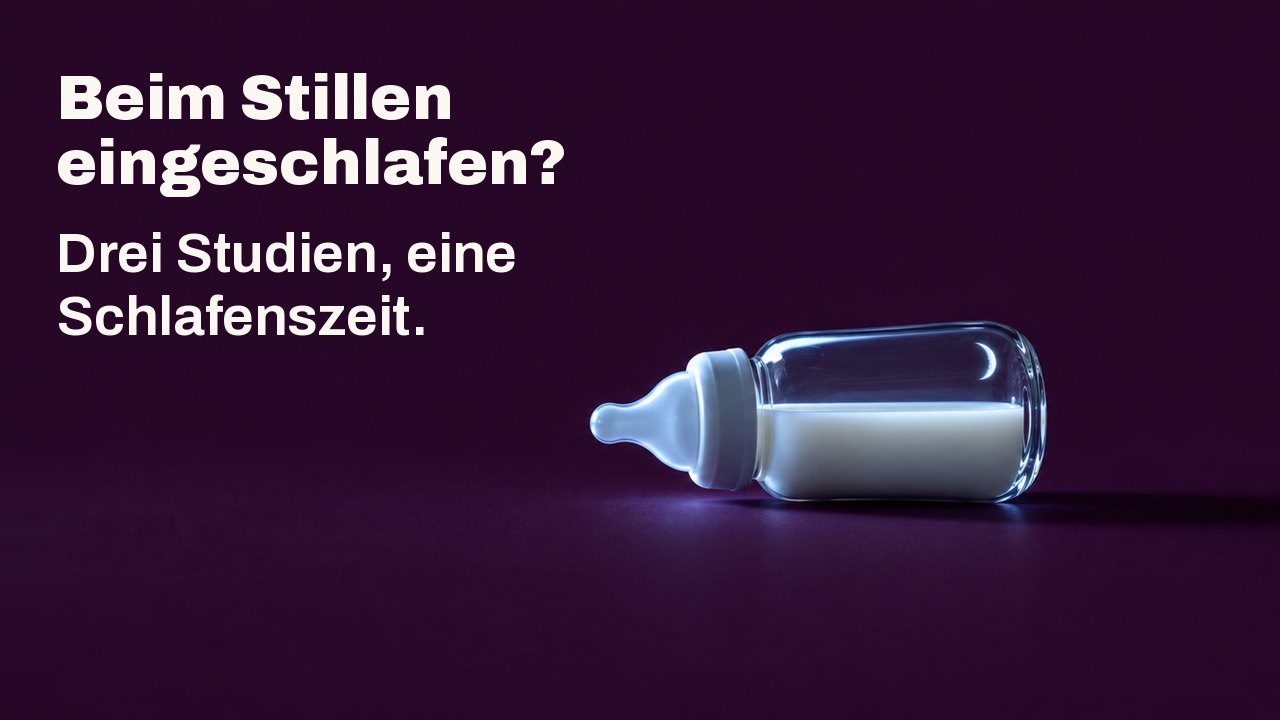 Beim Stillen eingeschlafen? Drei Studien, eine Schlafenszeit. Ein kleines gläsernes Babyfläschchen mit Milch liegt auf der Seite auf einem tiefen Pflaumenton, von der Seite beleuchtet vom kalten Licht eines unsichtbaren Bildschirms, eine schmale Mondsichel spiegelt sich im Glas.