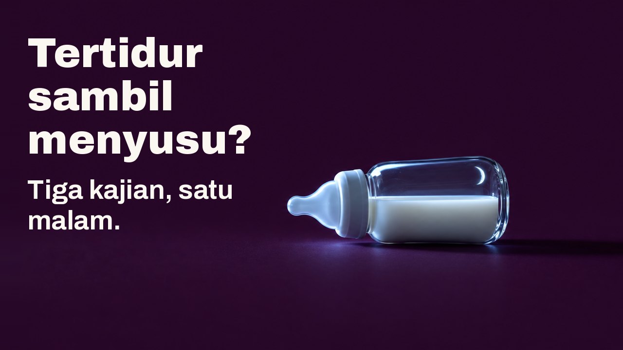 Tertidur sambil menyusu? Tiga kajian, satu malam. Sebuah botol susu bayi kecil daripada kaca terbaring di sisinya di atas latar ungu plum yang pekat, disinari dari sisi oleh cahaya dingin skrin yang tidak kelihatan, dengan bulan sabit nipis terpantul pada kaca.
