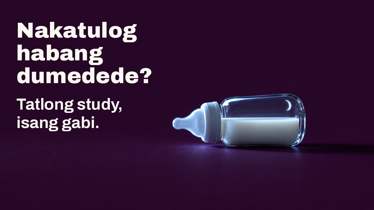 Nakatulog habang dumedede? Tatlong study, isang gabi. Isang maliit na bote ng gatas na salamin para sa sanggol ang nakahiga sa gilid nito sa malalim na kulay plum na background, tinatamaan mula sa isang gilid ng malamig na liwanag ng screen na hindi nakikita, at may manipis na gasuklay na buwan na naaaninag sa salamin.