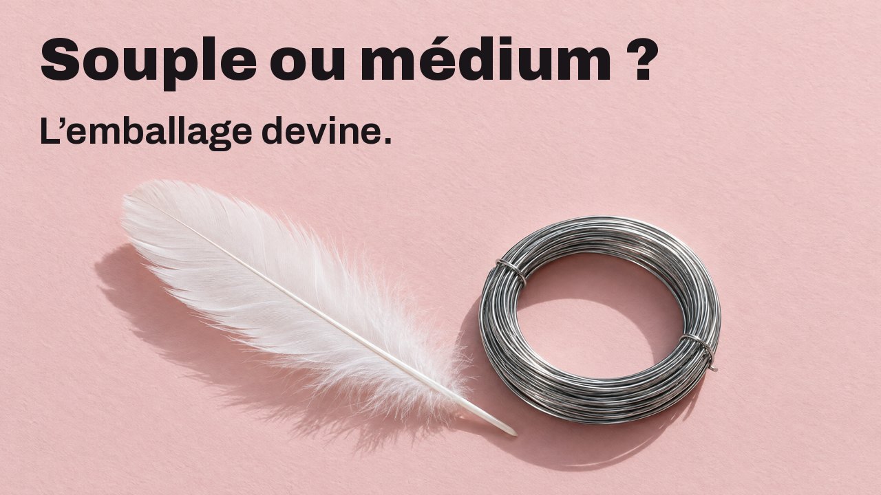 Souple ou médium ? L’emballage devine. Vu d’en haut : une plume blanche et douce à côté d’une bobine serrée de fil d’acier rigide, sur papier rose pâle.