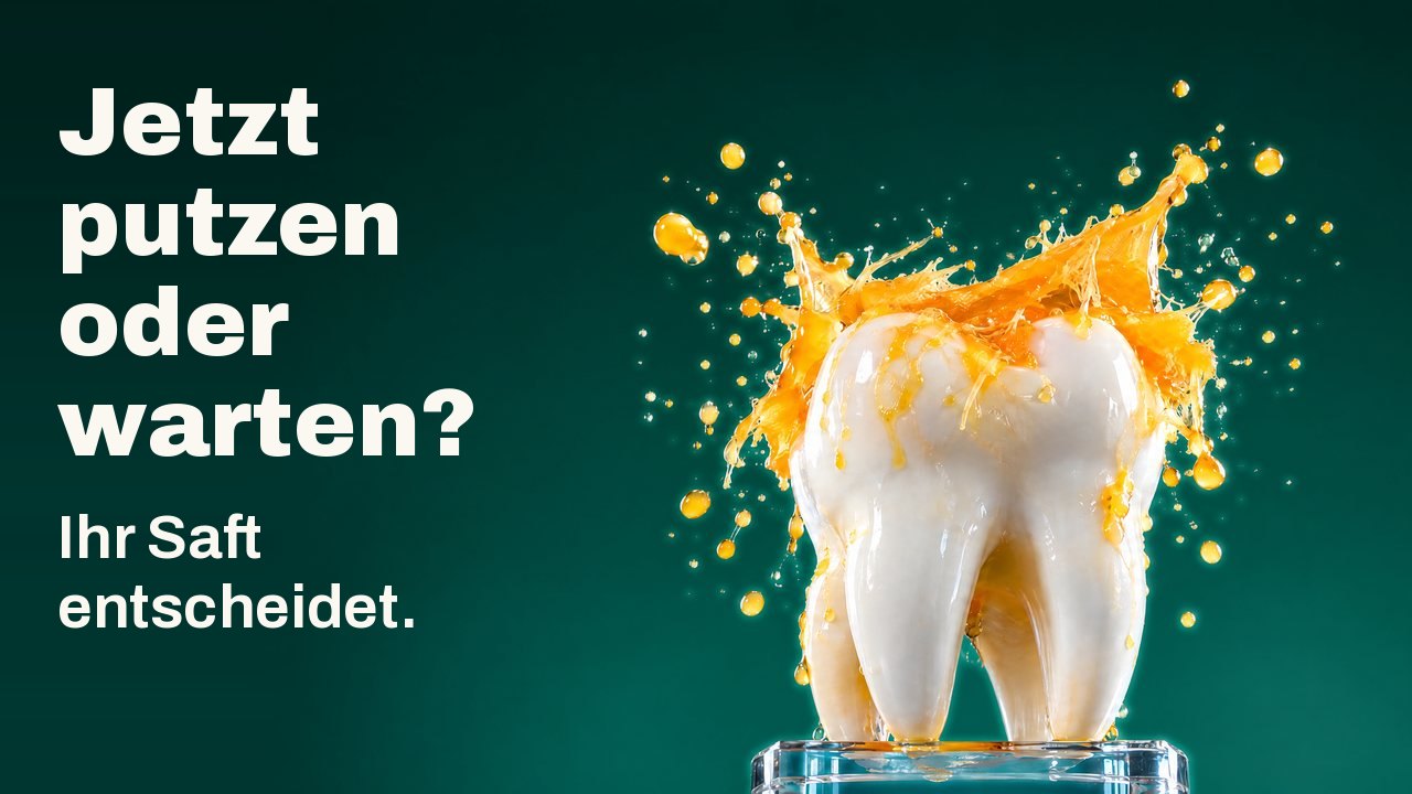 Jetzt putzen oder warten? Ihr Saft entscheidet. Eine weiße Zahnskulptur auf einem Glassockel unter einem in der Luft erstarrten Spritzer Orangensaft, vor tiefgrünem Studiohintergrund.