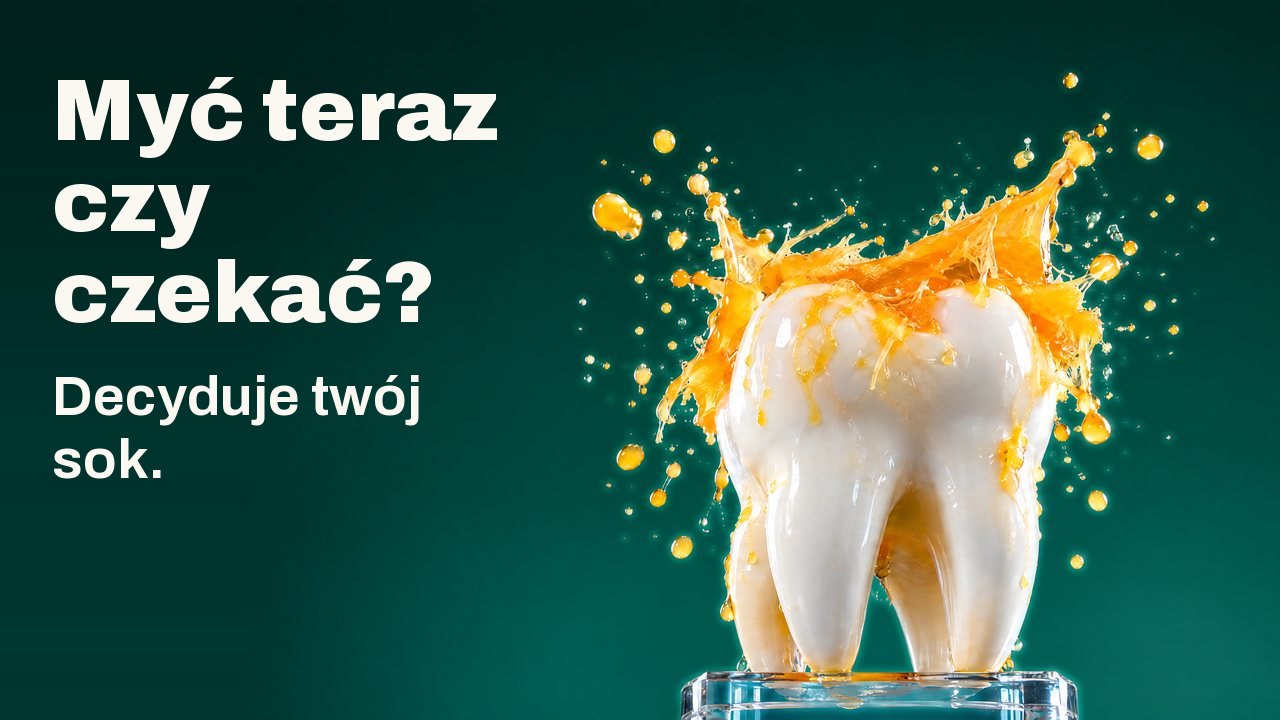 Myć teraz czy czekać? Decyduje twój sok. Biała rzeźba zęba na szklanej podstawce pod rozbryzgiem soku pomarańczowego zastygłym w powietrzu, na ciemnozielonym tle studia.