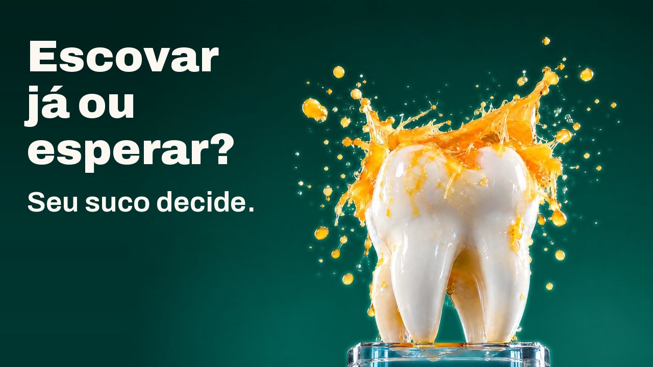Escovar já ou esperar? Seu suco decide. Uma escultura de dente branco sobre uma base de vidro sob um salpico de sumo de laranja congelado no ar, sobre um fundo de estúdio verde profundo.