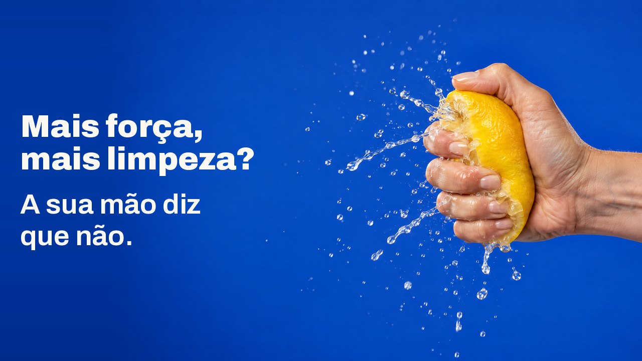 Mais força, mais limpeza? A sua mão diz que não. Uma mão espreme um limão com tanta força que o sumo explode num jato congelado, sobre azul cobalto.