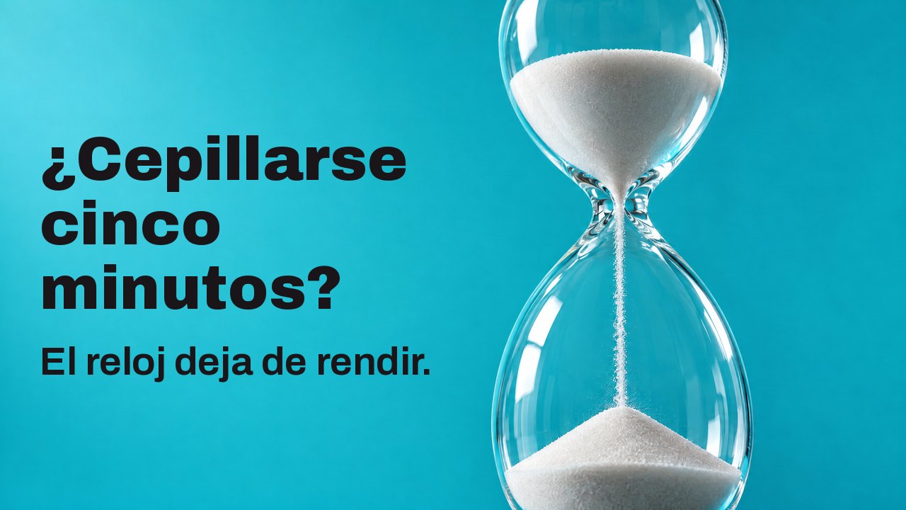 ¿Cepillarse cinco minutos? El reloj deja de rendir. Un reloj de arena con arena blanca cayendo por el cuello, visto desde abajo sobre turquesa intenso.