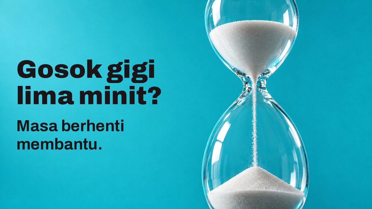 Gosok gigi lima minit? Masa berhenti membantu. Jam pasir dengan pasir putih mengalir melalui lehernya, dilihat dari bawah berlatarkan biru firus terang.