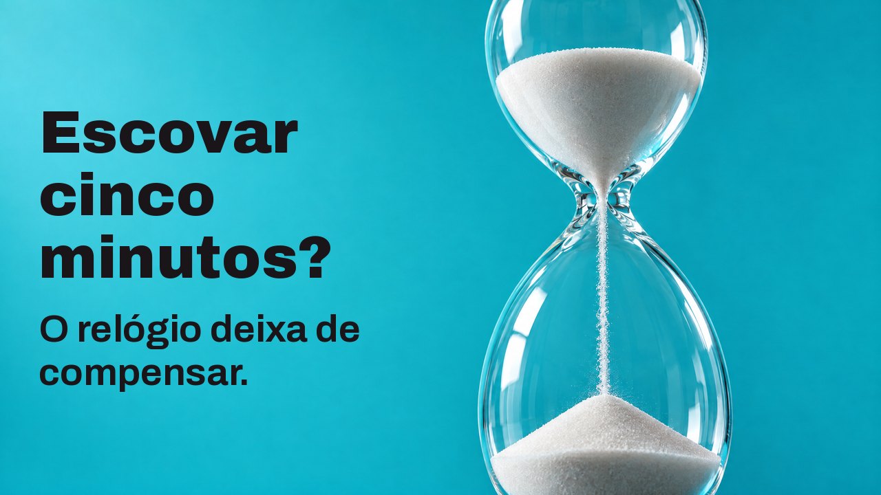 Escovar cinco minutos? O relógio deixa de compensar. Uma ampulheta com areia branca a escorrer pelo gargalo, vista de baixo sobre turquesa vivo.