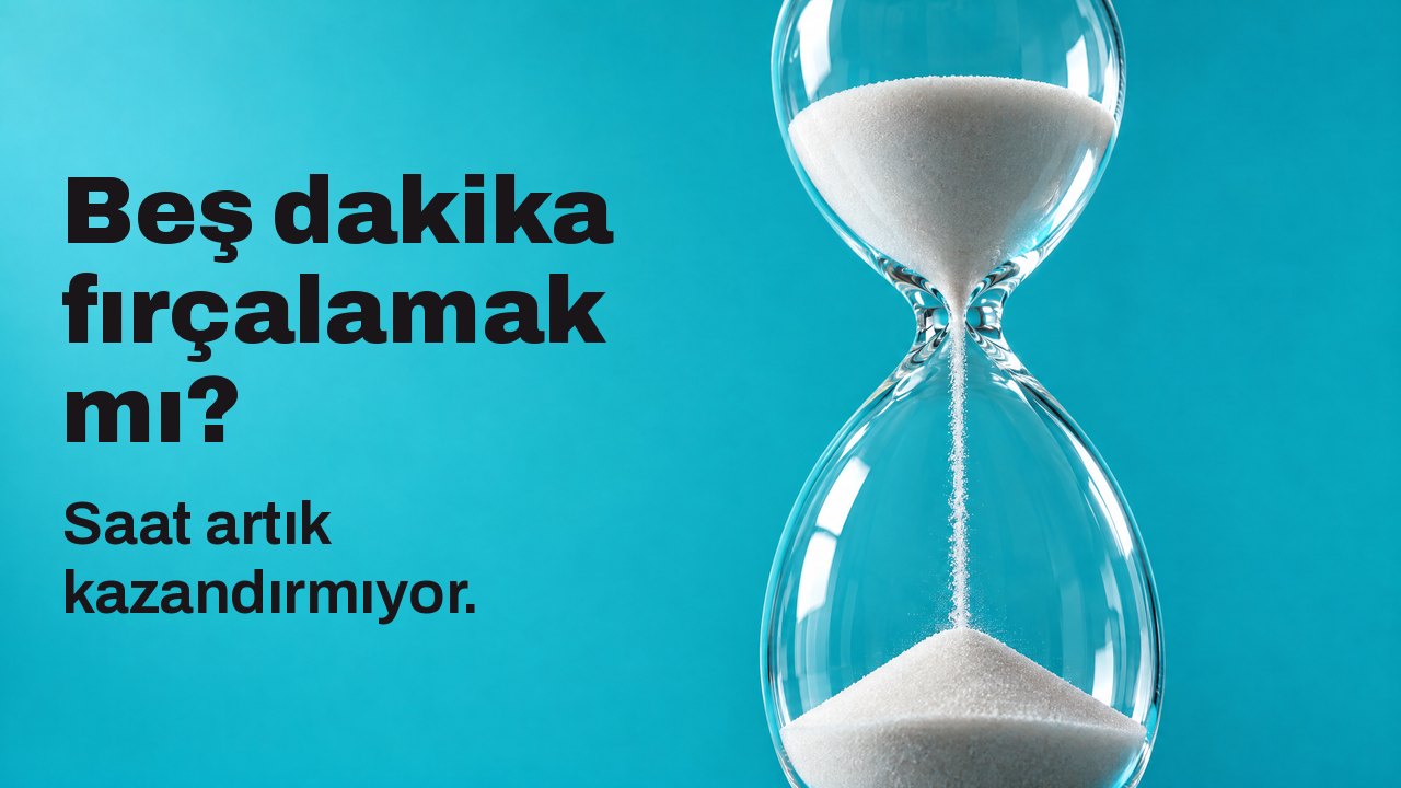 Beş dakika fırçalamak mı? Saat artık kazandırmıyor. Boğazından beyaz kum akan bir kum saati, alttan, parlak turkuaz fonda.