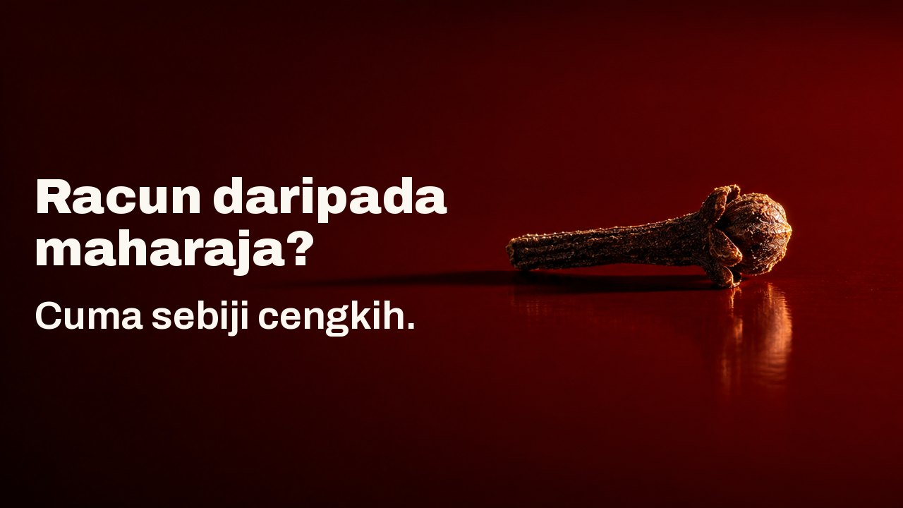 Racun daripada maharaja? Cuma sebiji cengkih. Sebiji kudup cengkih gelap terletak di atas dulang lakuer merah terang yang berkilat seperti sebatang paku besi kecil, disuluh keras dari satu sisi sehingga bayang panjangnya terbentang di permukaan lakuer.