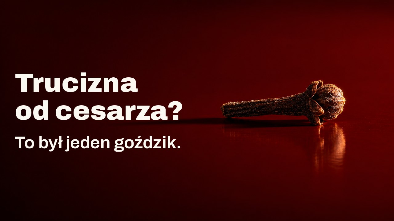 Trucizna od cesarza? To był jeden goździk. Pojedynczy ciemny pąk goździka leży na błyszczącej tacy z cynobrowej laki jak mały żelazny gwóźdź, oświetlony ostro z jednej strony, a jego długi cień ciągnie się po lace.