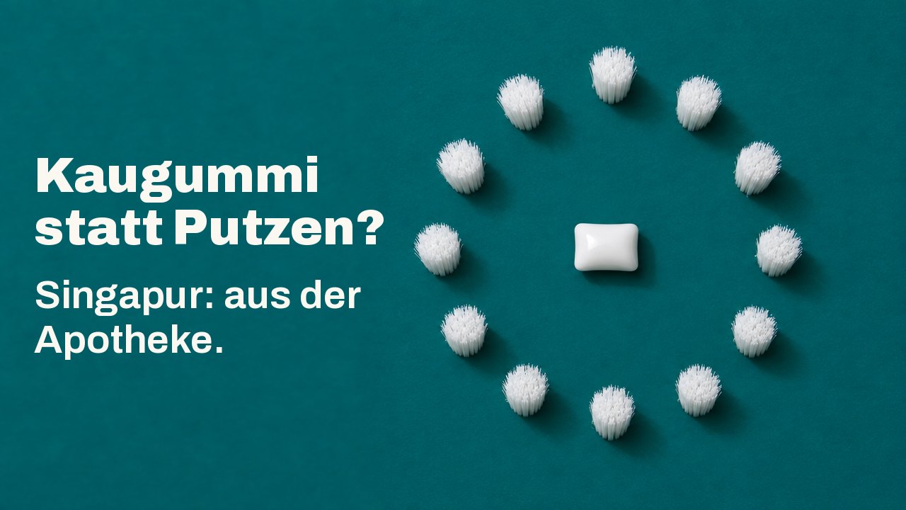 Kaugummi statt Putzen? Singapur: aus der Apotheke. Direkt von oben auf tiefem Petrolgrund: Ein weißes Kaugummidragee liegt in der Mitte eines perfekten Rings aus weißen Borstenbüscheln, wie ein Zifferblatt ohne Zeiger.