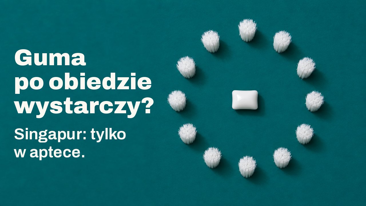 Guma po obiedzie wystarczy? Singapur: tylko w aptece. Widok prosto z góry na głębokim morskim tle: biała drażetka gumy do żucia leży w środku idealnego pierścienia z pęczków białego włosia, jak tarcza zegara bez wskazówek.