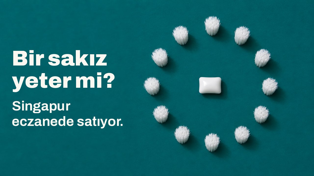 Bir sakız yeter mi? Singapur eczanede satıyor. Koyu petrol mavisi bir zemin üzerinde tam yukarıdan: beyaz bir sakız tableti, beyaz kıl tutamlarından oluşan kusursuz bir halkanın ortasında, akrebi yelkovanı olmayan bir saat kadranı gibi duruyor.