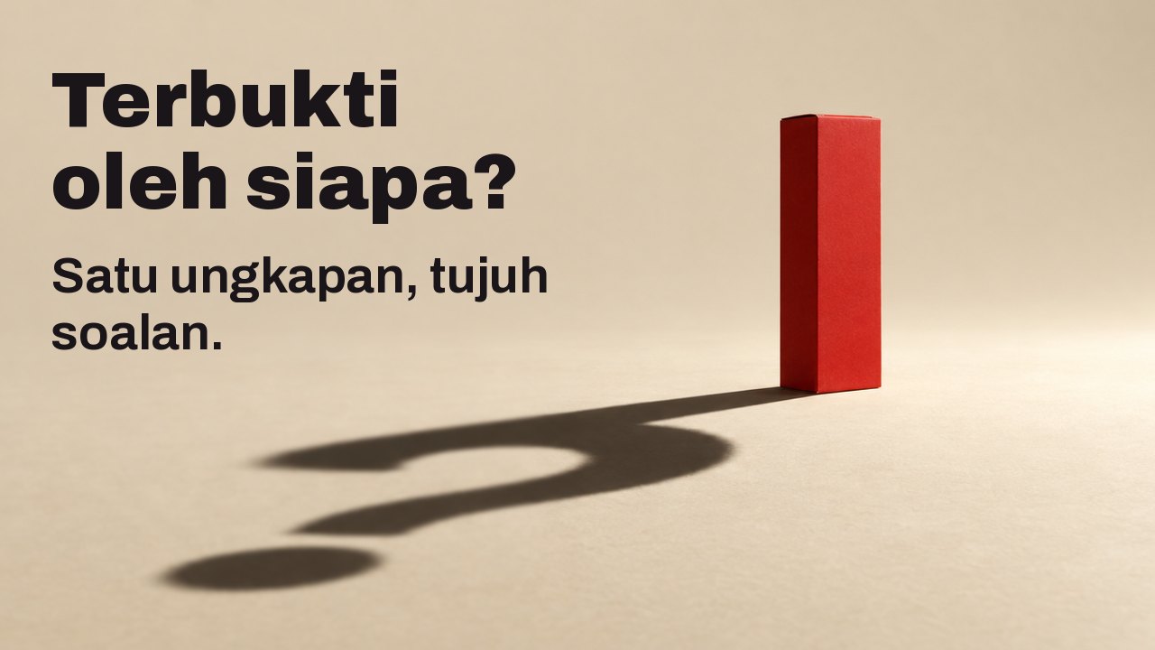 Terbukti oleh siapa? Satu ungkapan, tujuh soalan. Sebuah kotak merah yang polos dan tidak berkilat, tanpa sebarang tulisan, berdiri di atas lantai krim yang hangat di bawah satu lampu sorot yang keras dan rendah; bayang panjang dan tajamnya di lantai membentuk tanda soal.