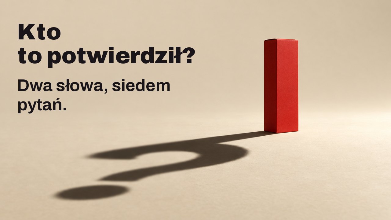 Kto to potwierdził? Dwa słowa, siedem pytań. Zwykłe matowe czerwone pudełko bez żadnego napisu stoi na ciepłej kremowej podłodze w świetle jednego ostrego, nisko ustawionego reflektora; jego długi, wyraźny cień na podłodze układa się w znak zapytania.
