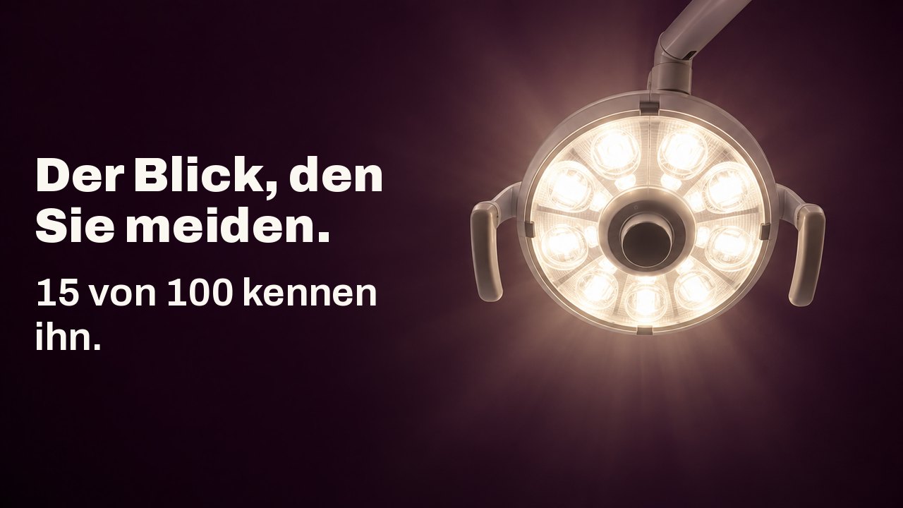 Der Blick, den Sie meiden. 15 von 100 kennen ihn. Der Blick vom Behandlungsstuhl senkrecht nach oben: Eine runde Zahnarztlampe leuchtet warmweiß vor einer tiefen auberginefarbenen Decke.