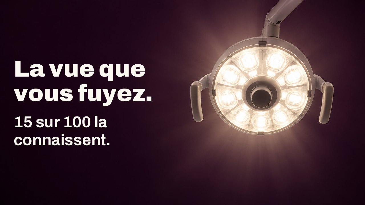 La vue que vous fuyez. 15 sur 100 la connaissent. La vue depuis un fauteuil dentaire, droit vers le haut : une lampe dentaire ronde brille d’un blanc chaud sur un plafond aubergine profond.