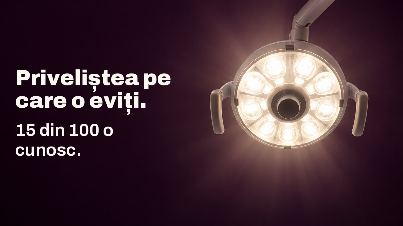 Priveliștea pe care o eviți. 15 din 100 o cunosc. Priveliștea din scaunul stomatologic, drept în sus: o lampă dentară rotundă strălucește alb cald pe fundalul unui tavan vânăt închis, culoarea vinetei.