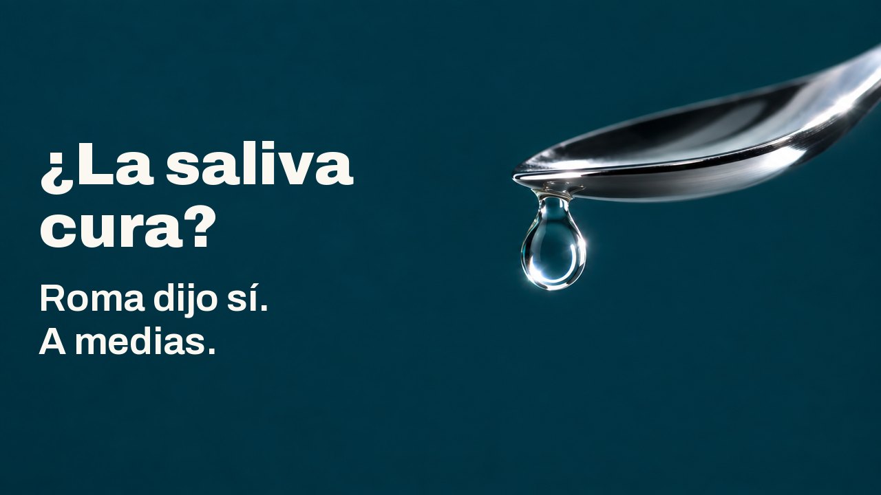 ¿La saliva cura? Roma dijo sí. A medias. Una sola gota transparente cuelga de la punta de una cuchara de plata pulida sobre un fondo verde azulado profundo, con un anillo de luz brillante atrapado dentro de la gota.