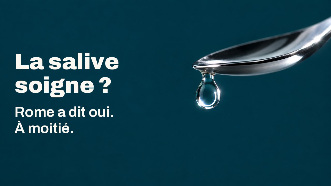 La salive soigne ? Rome a dit oui. À moitié. Une seule goutte limpide pend au bout d’une cuillère en argent poli, sur un fond bleu canard profond, un anneau de lumière vive pris dans la goutte.