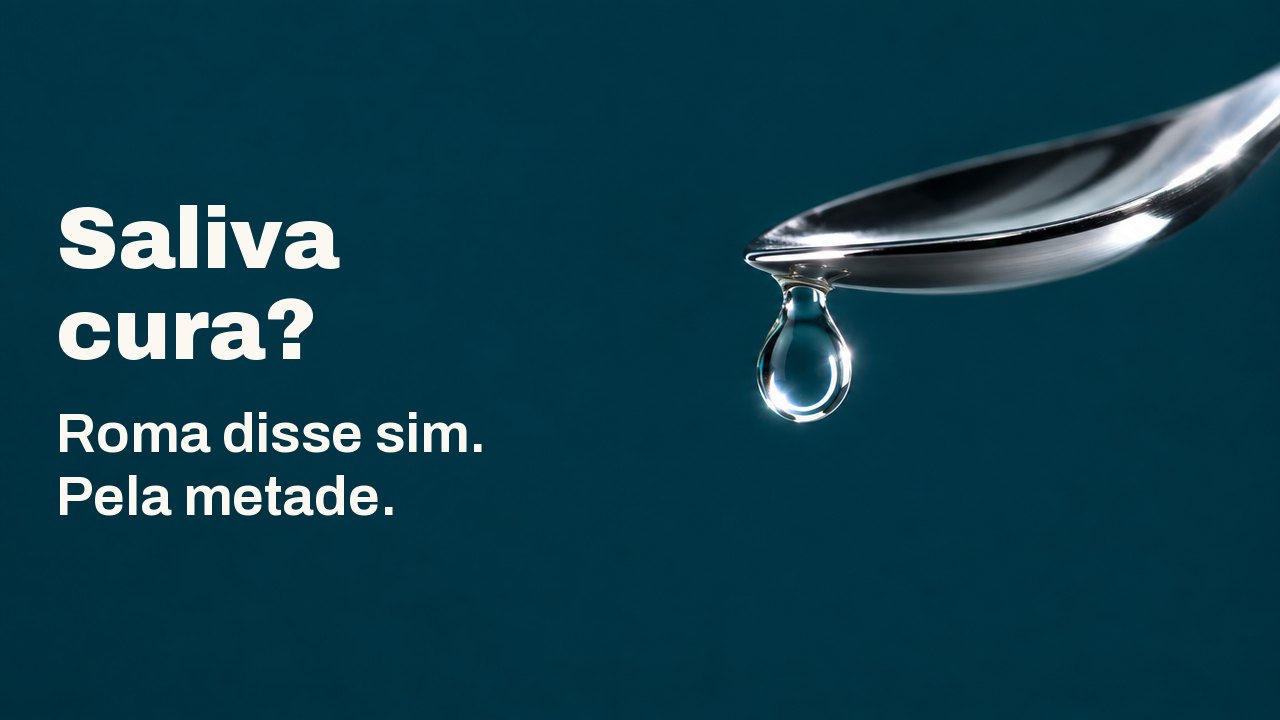 Saliva cura? Roma disse sim. Pela metade. Uma única gota transparente pende da ponta de uma colher de prata polida sobre um fundo verde petróleo profundo, com um anel de luz brilhante preso dentro da gota.