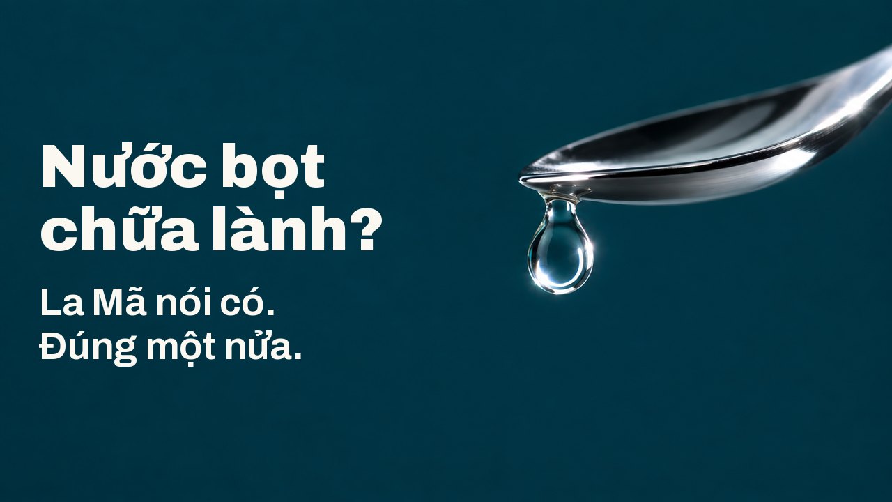 Nước bọt chữa lành? La Mã nói có. Đúng một nửa. Một giọt chất lỏng trong suốt treo ở đầu chiếc thìa bạc bóng loáng trên nền xanh mòng két đậm, một vòng sáng rực bị giữ lại bên trong giọt.