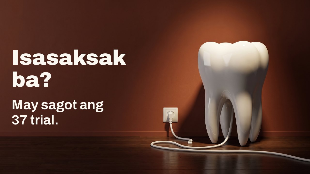 Isasaksak ba? May sagot ang 37 trial. Isang puting porselanang modelo ng ngipin sa sahig na kahoy sa harap ng pader na kulay terracotta, nakasaksak sa saksakan sa pader ang puting kable nito.