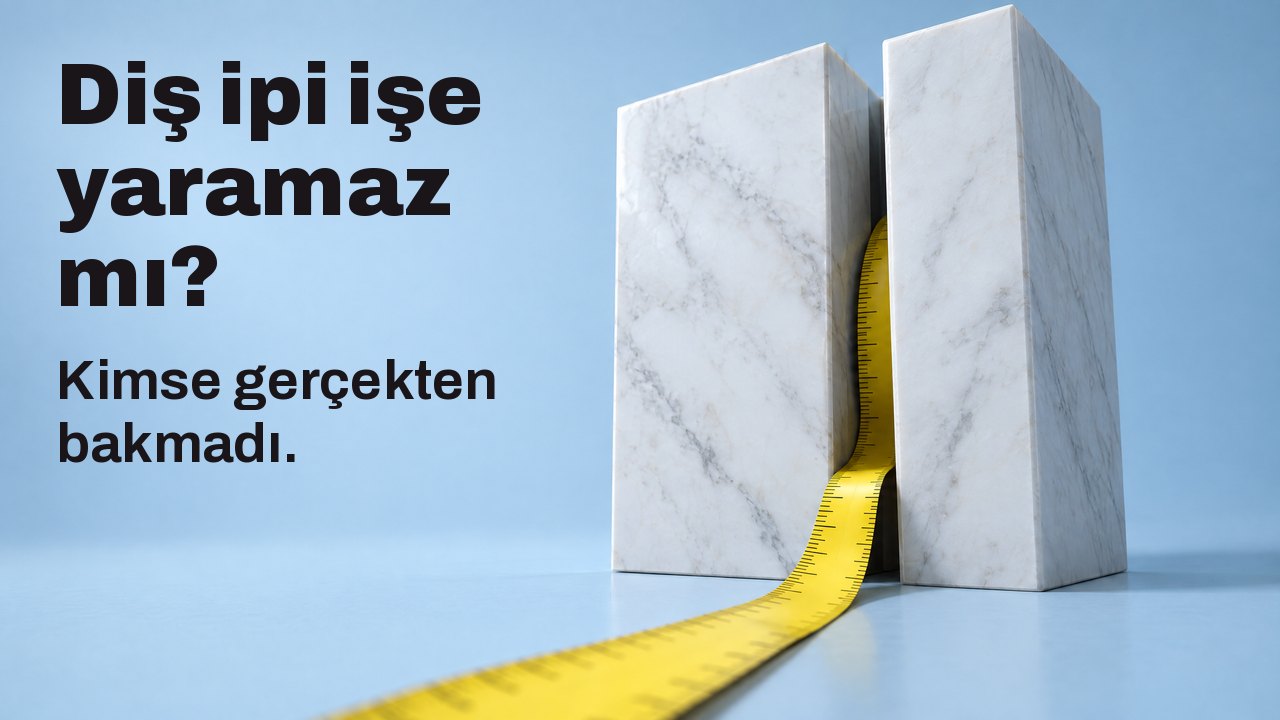 Diş ipi işe yaramaz mı? Kimse gerçekten bakmadı. İki beyaz mermer blok arasındaki dar aralıktan kıvrılarak çıkan sarı bir şerit metre, açık mavi fonda.