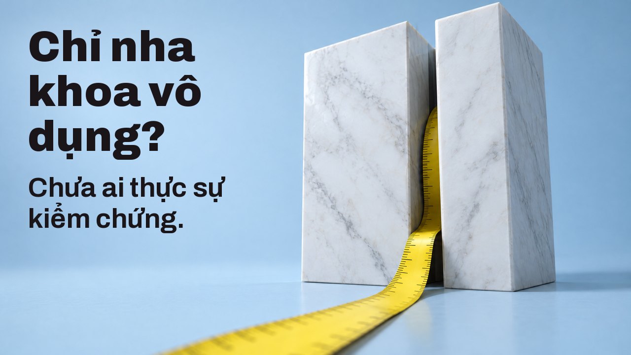 Chỉ nha khoa vô dụng? Chưa ai thực sự kiểm chứng. Chiếc thước dây vàng cuộn ra từ khe hẹp giữa hai khối đá cẩm thạch trắng, trên nền xanh nhạt.