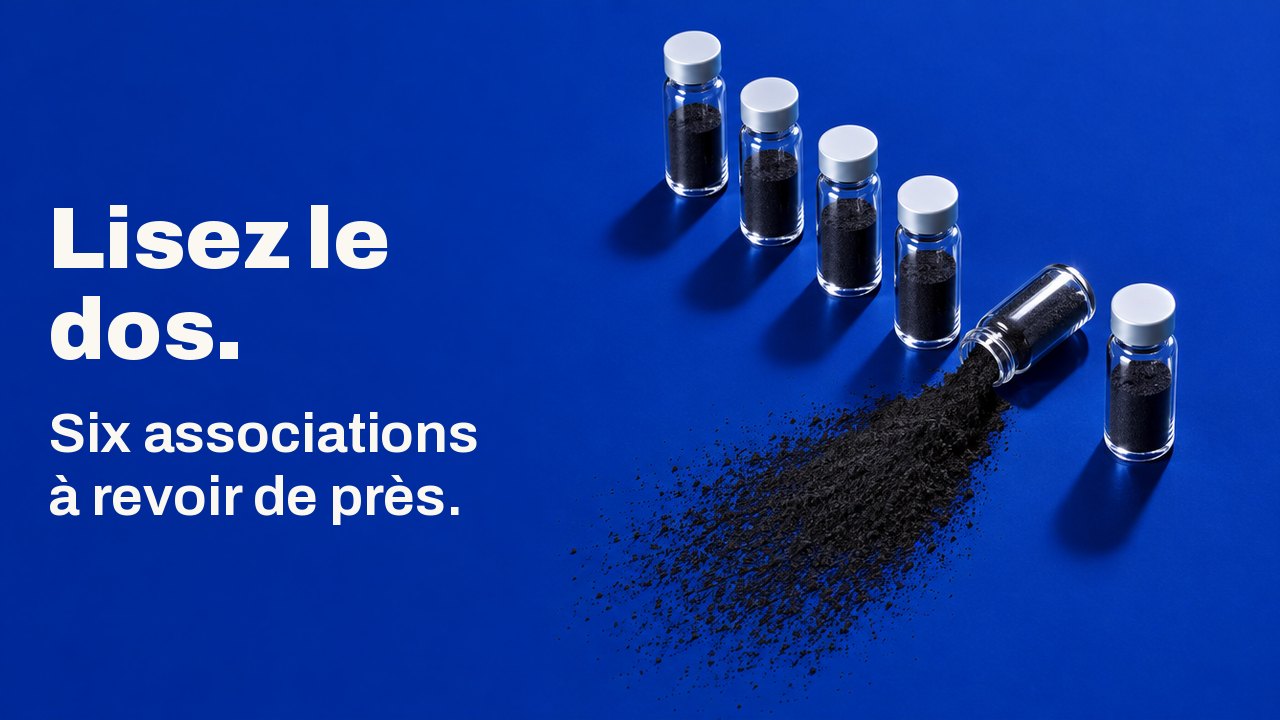 Lisez le dos. Six associations à revoir de près. Vu d’en haut sur une surface bleu cobalt profond : six petites fioles de verre alignées, dont une renversée qui répand un éventail de poudre de charbon noire.