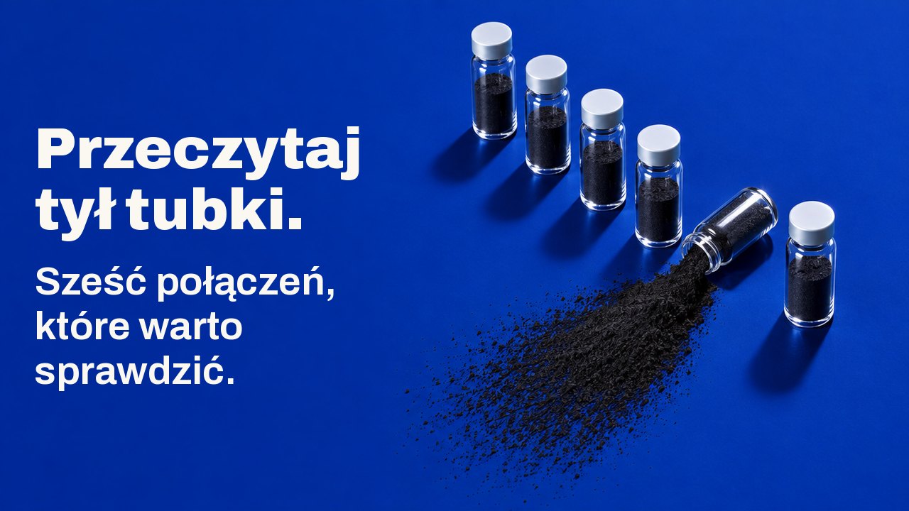 Przeczytaj tył tubki. Sześć połączeń, które warto sprawdzić. Z góry na głębokiej kobaltowoniebieskiej powierzchni: sześć małych szklanych fiolek stoi w rzędzie, jedna się przewróciła i rozsypała wachlarz czarnego proszku węglowego.