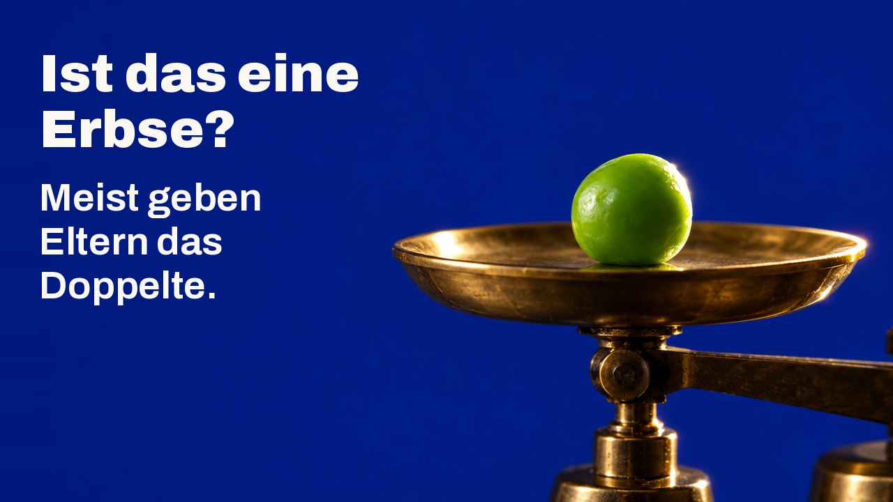 Ist das eine Erbse? Meist geben Eltern das Doppelte. Senkrecht von oben unter einem einzigen harten Licht: Eine einzelne glänzende grüne Erbse liegt auf der runden Messingschale einer kleinen Laborwaage vor einem tiefen Petrolgrund.