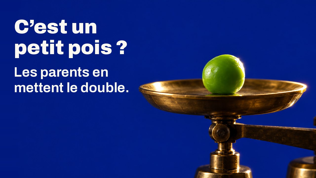 C’est un petit pois ? Les parents en mettent le double. Vu d’en haut sous une seule lumière dure : un unique petit pois vert et brillant repose sur le plateau rond en laiton d’une petite balance de laboratoire, sur un fond bleu canard profond.