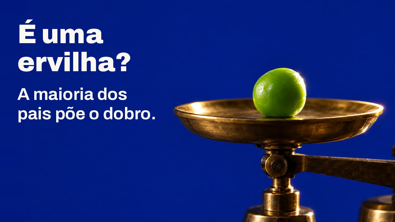 É uma ervilha? A maioria dos pais põe o dobro. Visto bem de cima sob uma única luz dura: uma só ervilha verde e brilhante sobre o prato redondo de latão de uma pequena balança de laboratório, contra um fundo azul petróleo profundo.