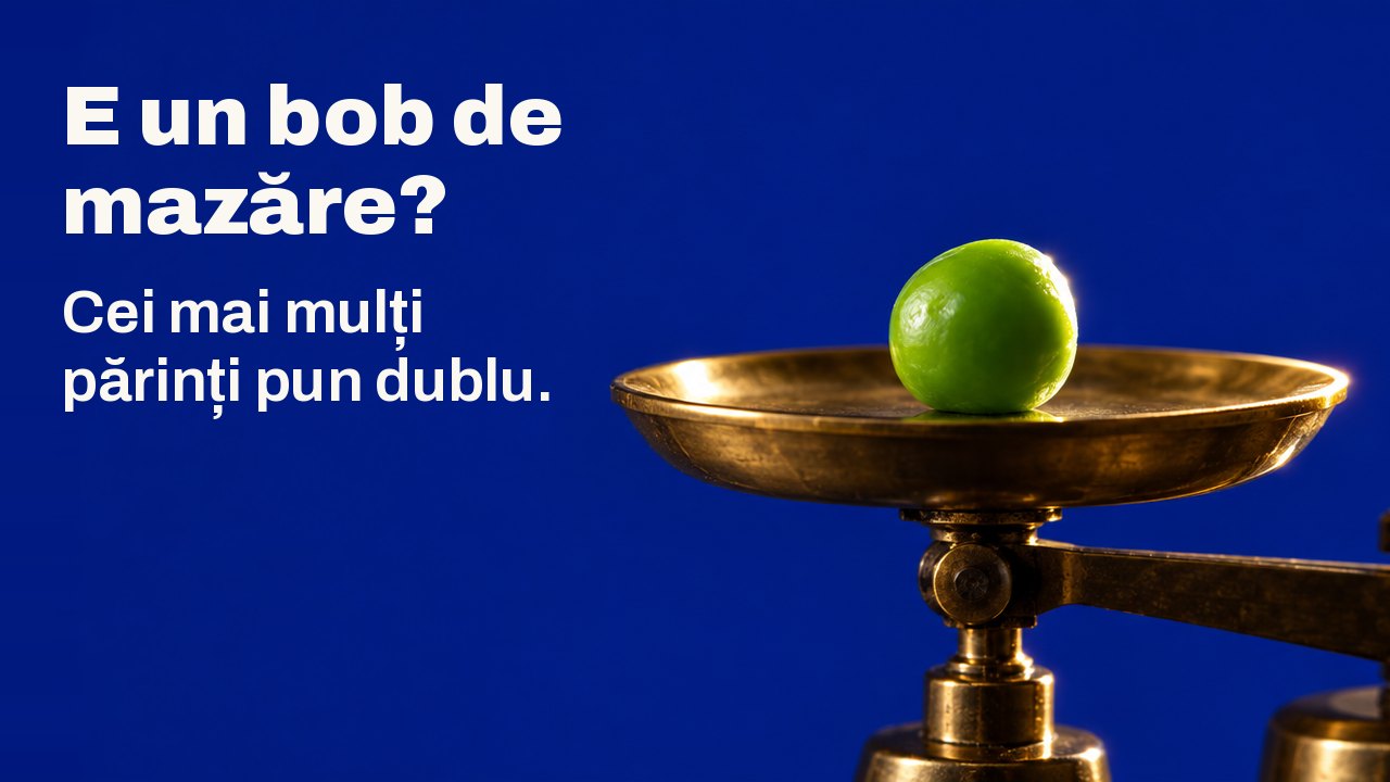 E un bob de mazăre? Cei mai mulți părinți pun dublu. Văzut drept de sus, sub o singură lumină dură: un singur bob de mazăre verde și lucios stă pe talerul rotund de alamă al unui mic cântar de laborator, pe un fundal adânc, verde petrol.