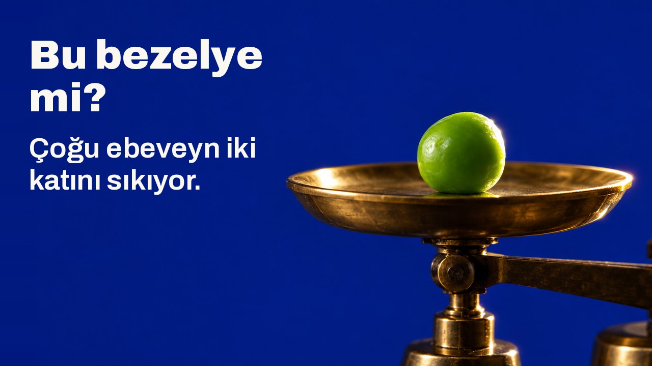 Bu bezelye mi? Çoğu ebeveyn iki katını sıkıyor. Tek bir sert ışık altında tam yukarıdan: koyu petrol mavisi bir zeminde, küçük bir laboratuvar terazisinin yuvarlak pirinç kefesinde tek bir parlak yeşil bezelye duruyor.