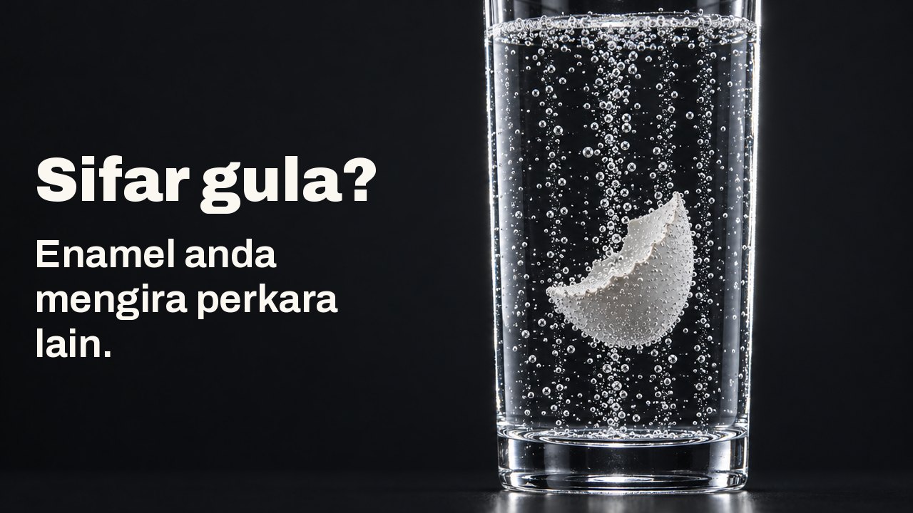 Sifar gula? Enamel anda mengira perkara lain. Serpihan kulit telur putih tergantung dalam gelas tinggi berisi soda jernih yang berbuih, aliran gelembung naik melepasinya dengan latar biru kobalt yang pekat.