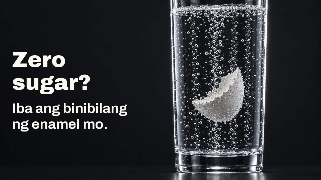 Zero sugar? Iba ang binibilang ng enamel mo. Isang puting piraso ng balat ng itlog na nakabitin sa isang mataas na baso ng malinaw at mabulang soda, umaakyat ang mga hanay ng bula sa tabi nito sa malalim na kulay cobalt na background.