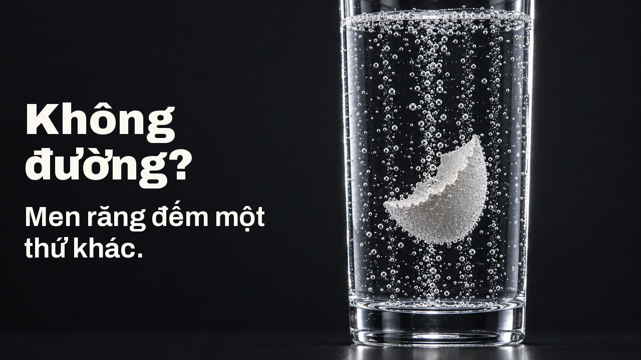 Không đường? Men răng đếm một thứ khác. Một mảnh vỏ trứng trắng lơ lửng trong ly cao đựng nước ngọt có ga trong suốt, những dòng bọt khí bay lên qua nó trên nền xanh coban đậm.