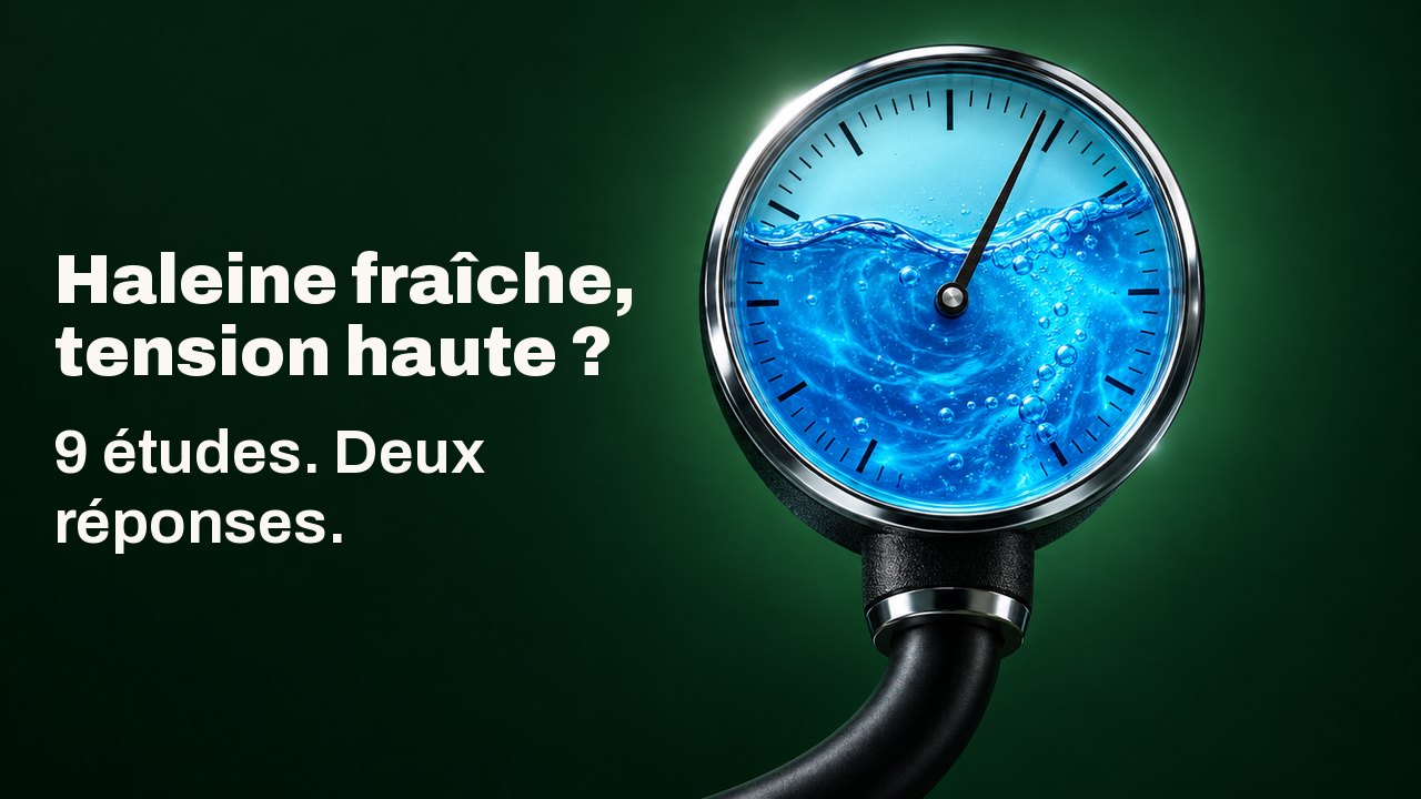 Haleine fraîche, tension haute ? 9 études. Deux réponses. Un tensiomètre rond dont le cadran en verre est rempli d’un bain de bouche bleu qui tourbillonne, l’aiguille penchée vers les valeurs hautes, sur un fond vert forêt profond.