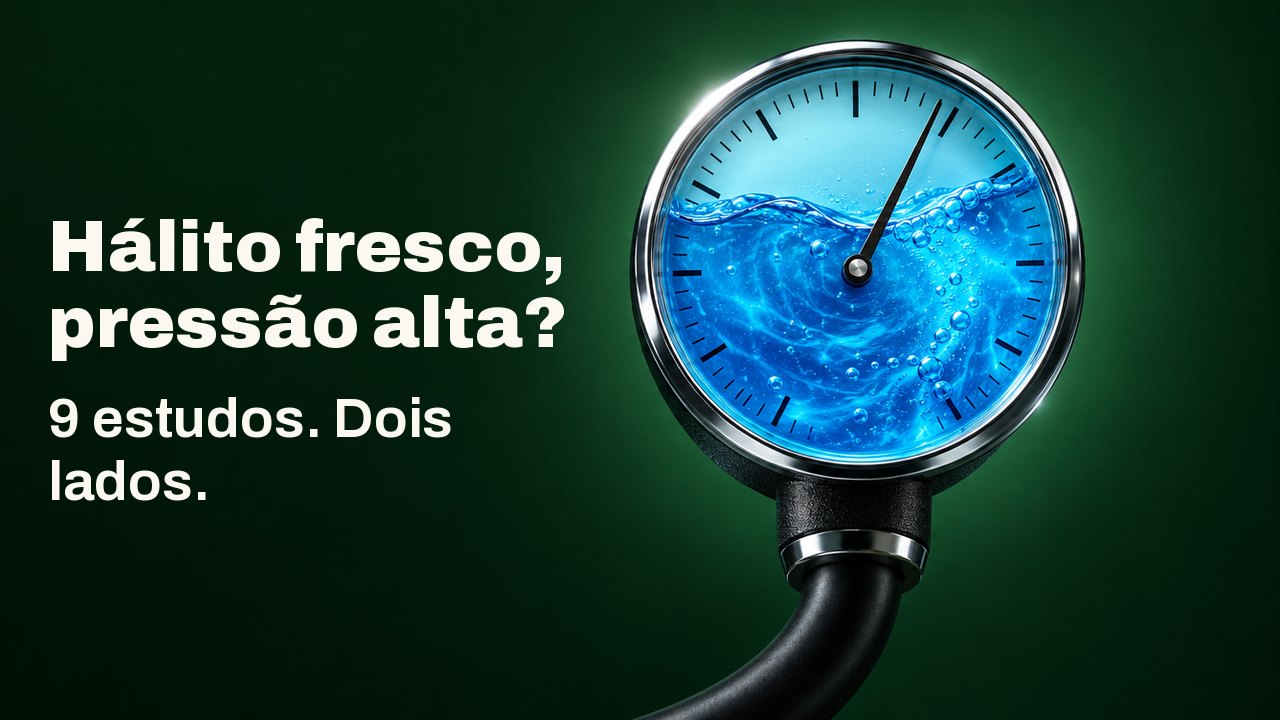 Hálito fresco, pressão alta? 9 estudos. Dois lados. Um medidor de pressão redondo com o mostrador de vidro cheio de enxaguante bucal azul em redemoinho, o ponteiro inclinado para o lado alto, sobre um fundo verde floresta profundo.