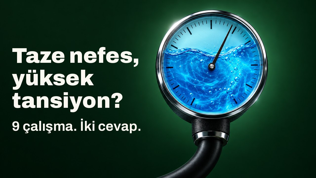 Taze nefes, yüksek tansiyon? 9 çalışma. İki cevap. Cam kadranı dönen mavi ağız gargarasıyla dolu yuvarlak bir tansiyon aleti; ibre yüksek tarafa yatıyor, koyu orman yeşili bir arka plan üzerinde.