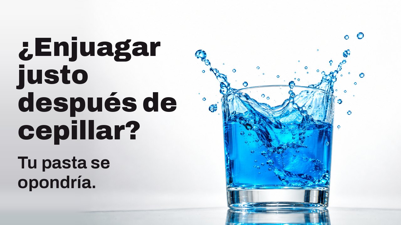 ¿Enjuagar justo después de cepillar? Tu pasta se opondría. Enjuague azul intenso salpicando fuera de un vaso transparente, congelado en el aire, sobre fondo blanco de estudio.