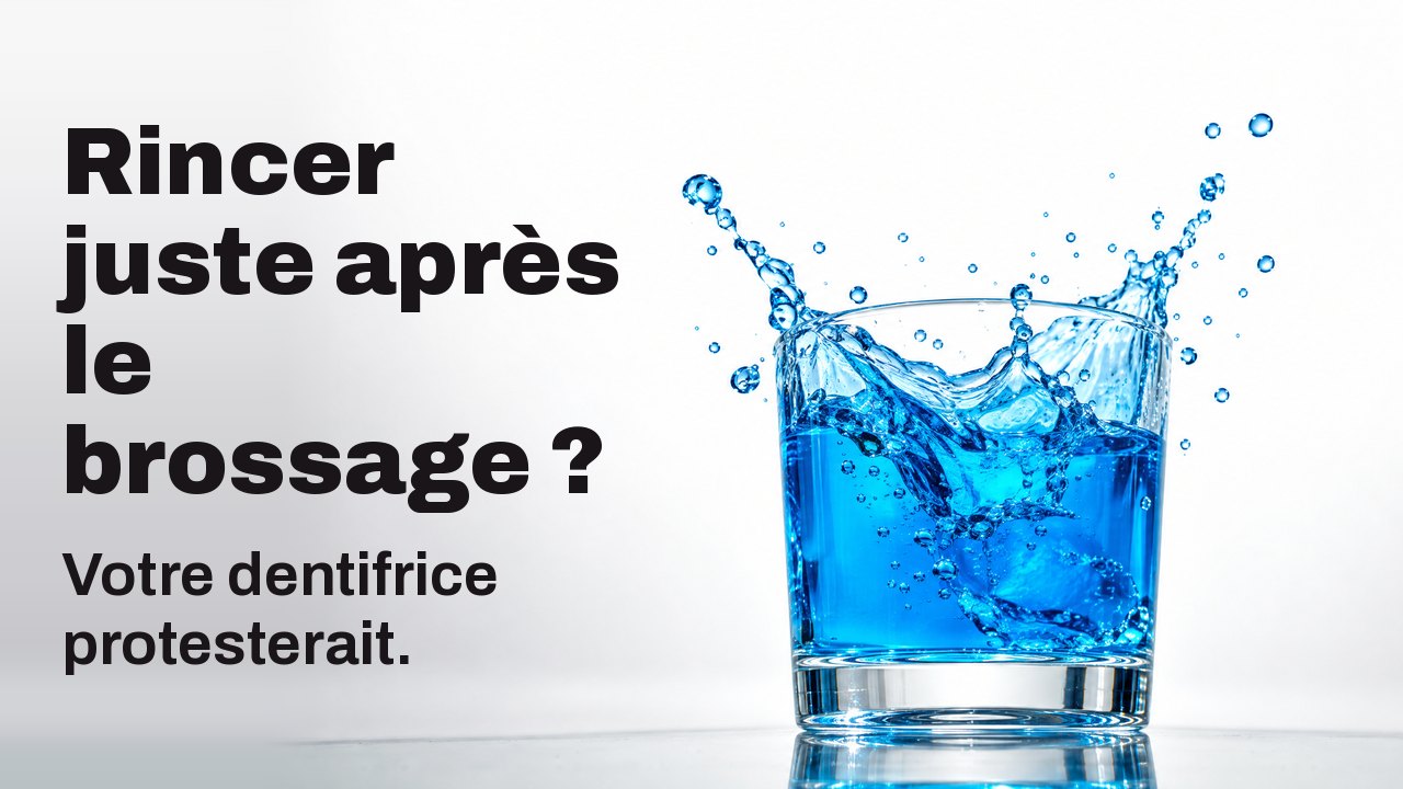 Rincer juste après le brossage ? Votre dentifrice protesterait. Un bain de bouche bleu vif jaillit d’un verre transparent, figé en l’air, sur fond de studio blanc.