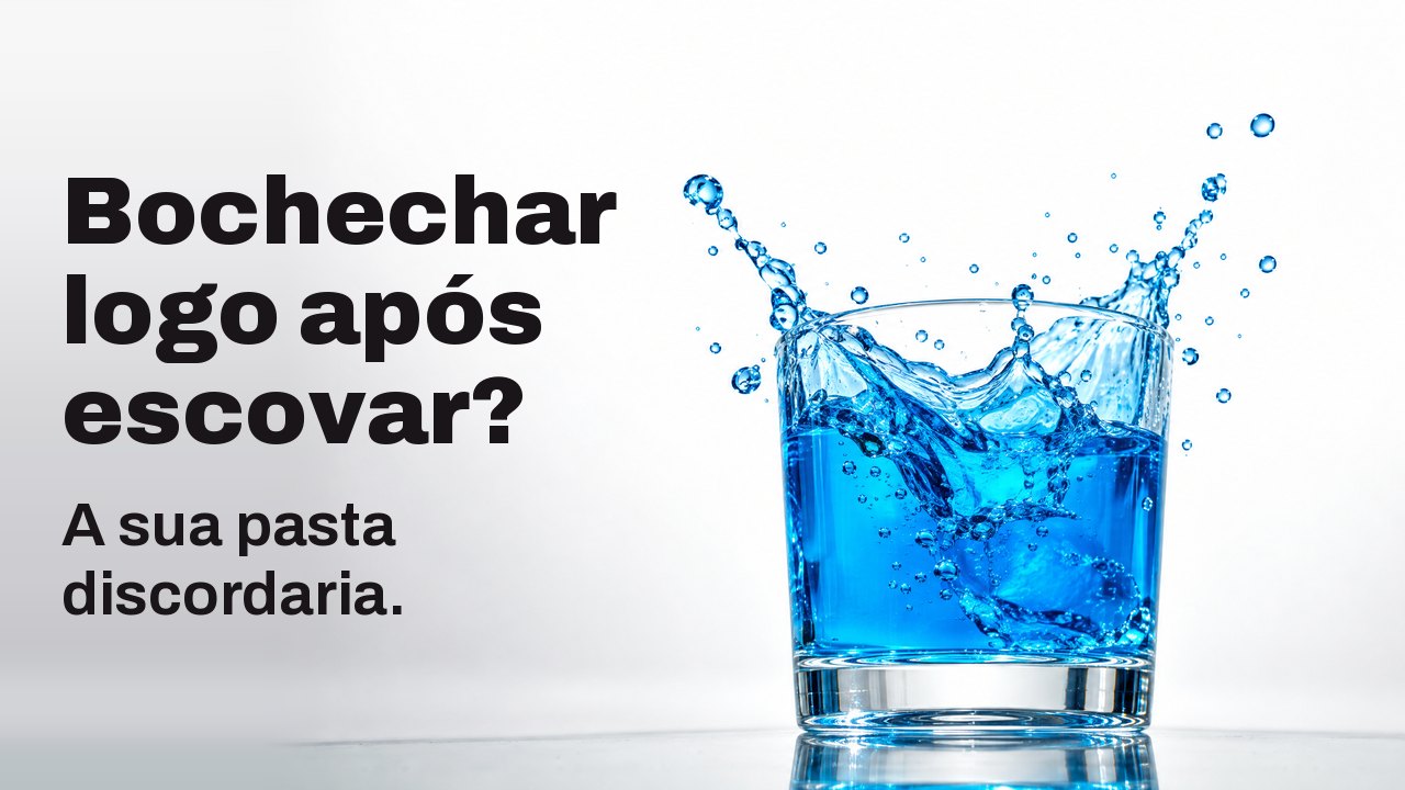 Bochechar logo após escovar? A sua pasta discordaria. Elixir azul vivo a salpicar de um copo transparente, congelado no ar, sobre fundo branco de estúdio.